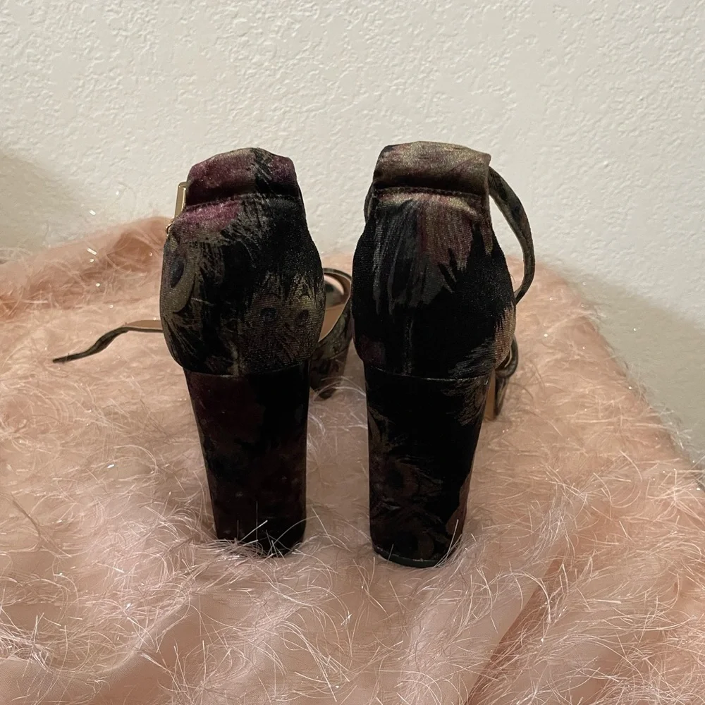 Beautiful velvet Lanette Lepore open toe pumps. Size 7.5 - Picture 3 of 3
